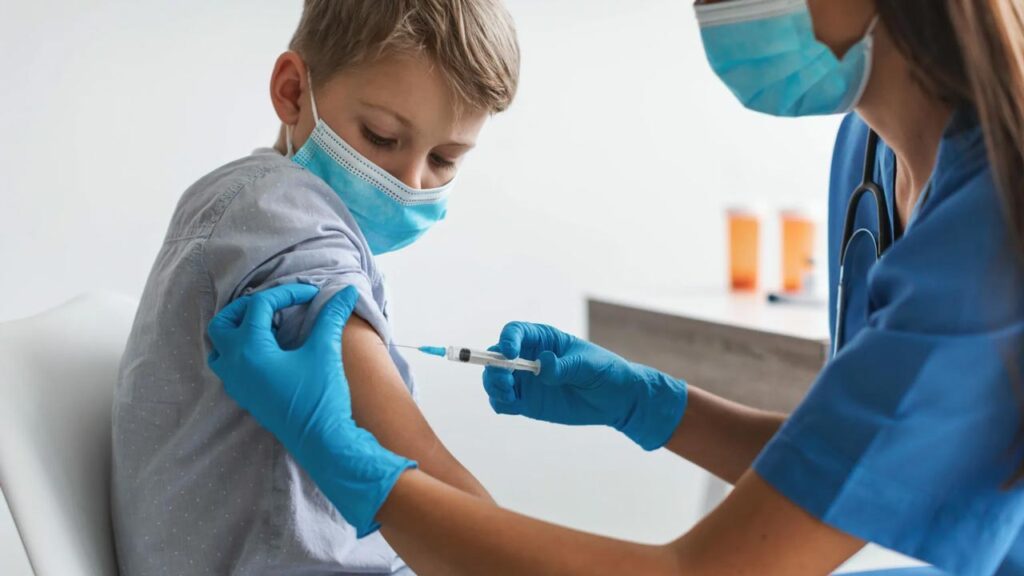 تزریق واکسن در پسر نوجوان