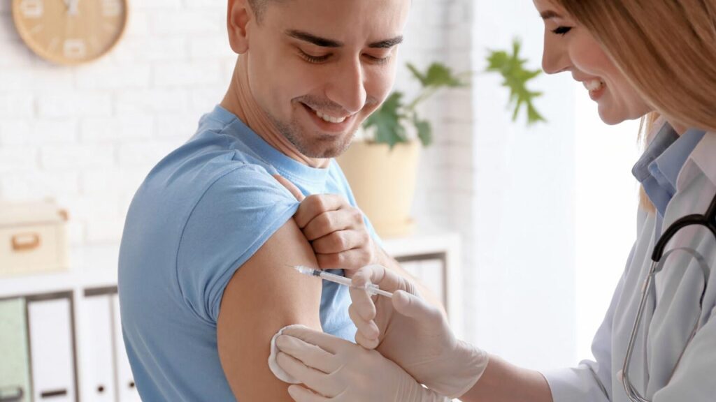 واکسن زدن به پسر جوان توسط پزشک خانم